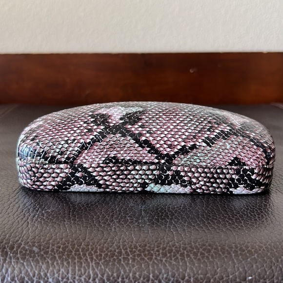 NWOT XOXO Faux Snake Skin Textured Hinged Glass Case w/Cream Velvety Interior - Picture 6 of 6